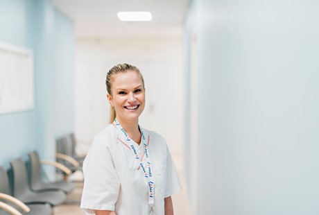 Slik kan du unngå nakke- og ryggplager ved mobilbruk