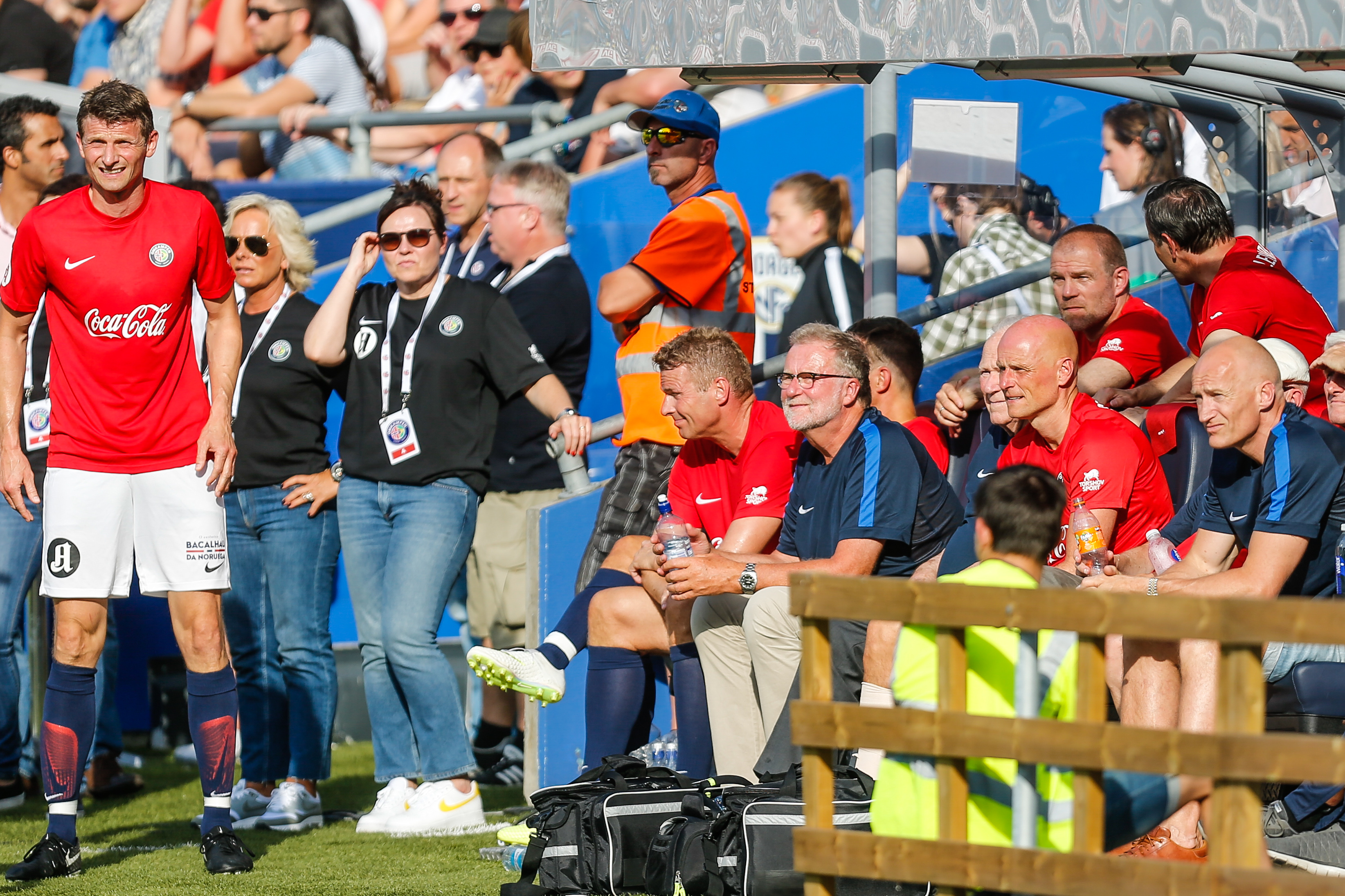 ENGASJERT:Trygve følger spent med på kampen, mens Tore André Flo gjør seg klar til å komme innpå. Trygve opererte for øvrig Tore André allerede i 1999. FOTO: Christoffer Hansen, Digitalsport